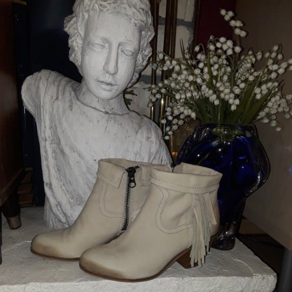 Leather boots fringe